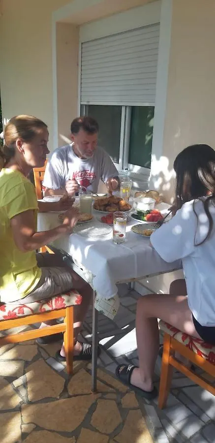 Isaraj Guest House Gjirokastër Alloggio in famiglia