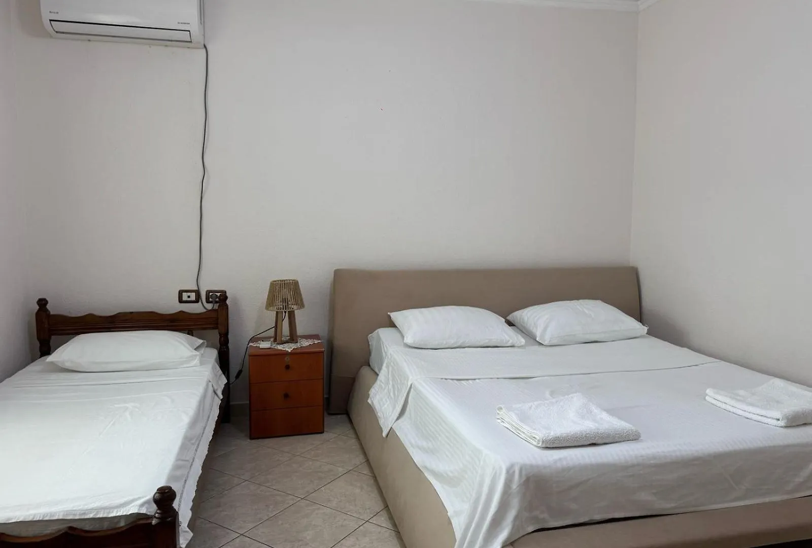 Isaraj Guest House Gjirokastër Alloggio in famiglia