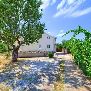 https://apartment-lipovac-1.primorje-gorskikotar.com